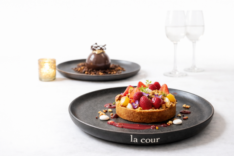 Desserts élégants sur céramique grise